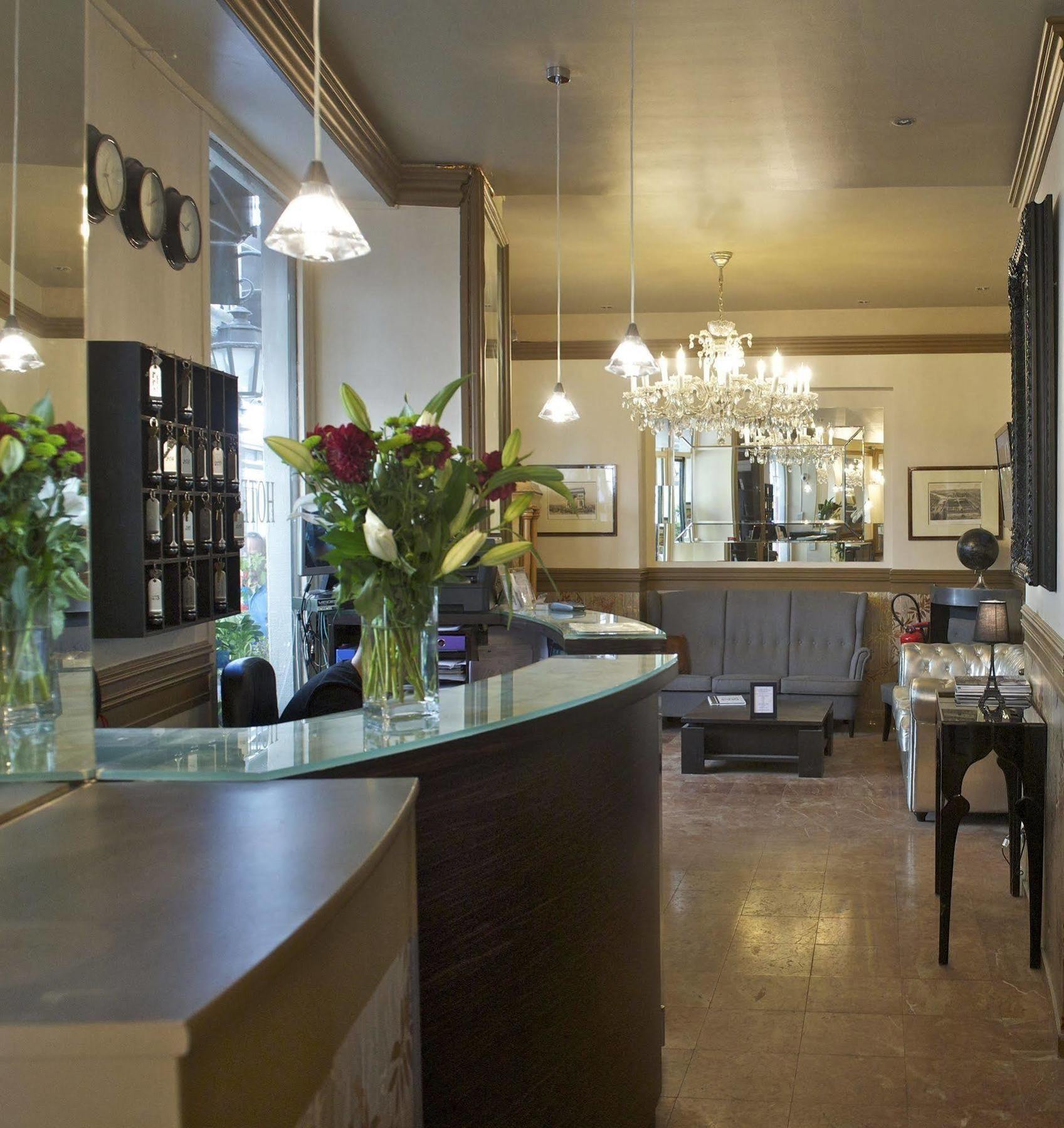 Petit Saint-honoré Hotel