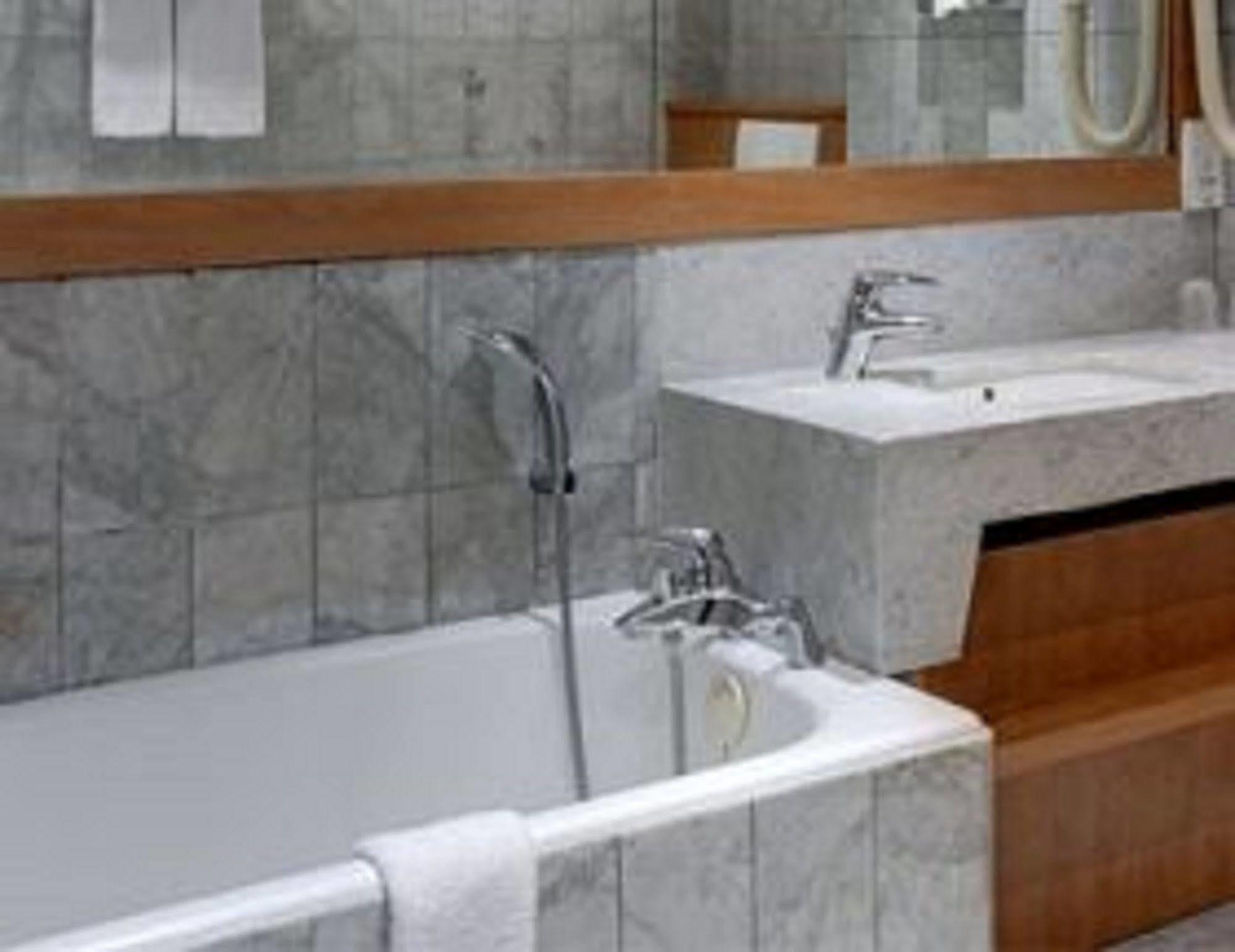 Hotel Western Ronceray Opéra Paris