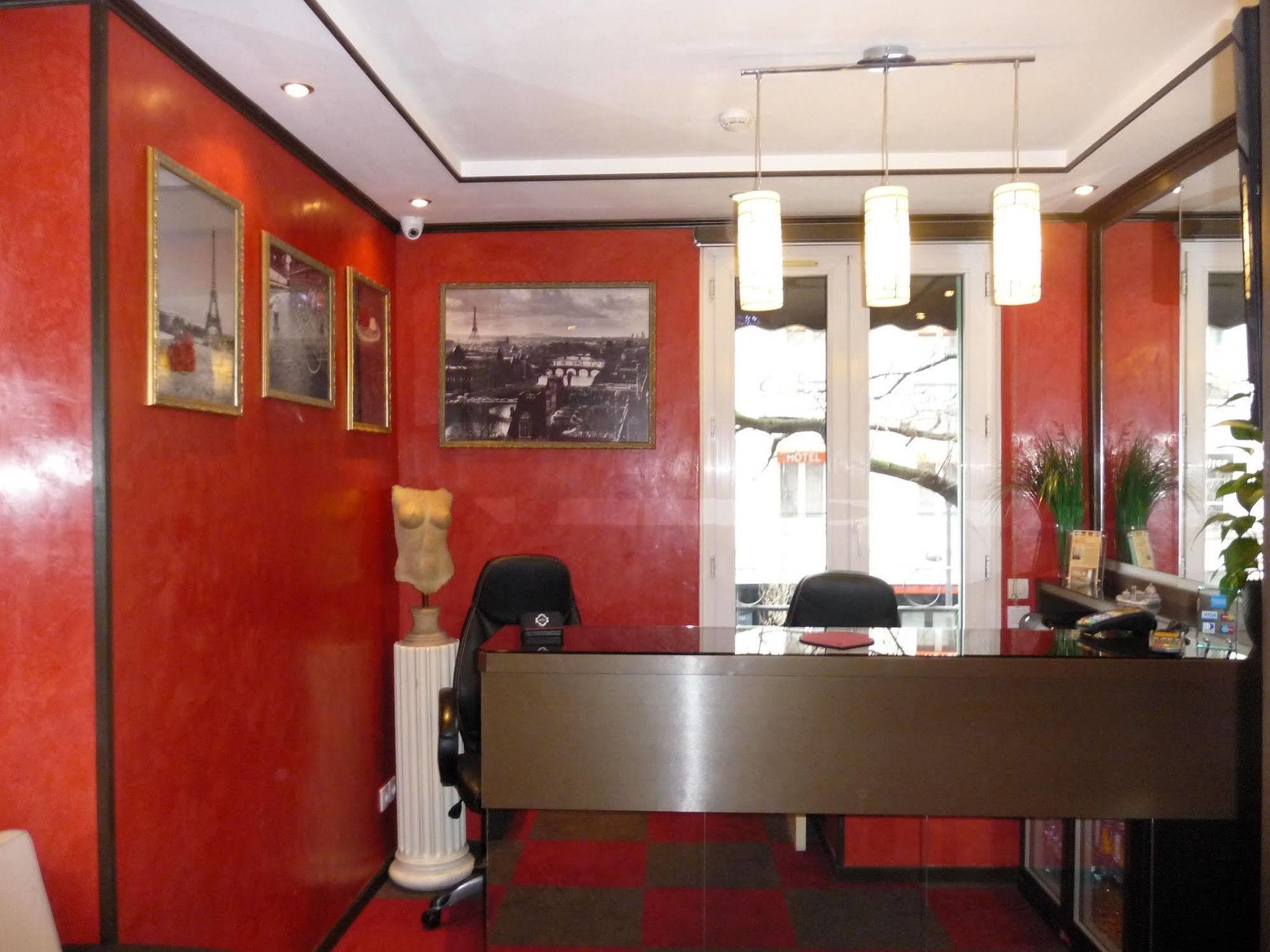 Hotel Des Buttes Chaumont 2*