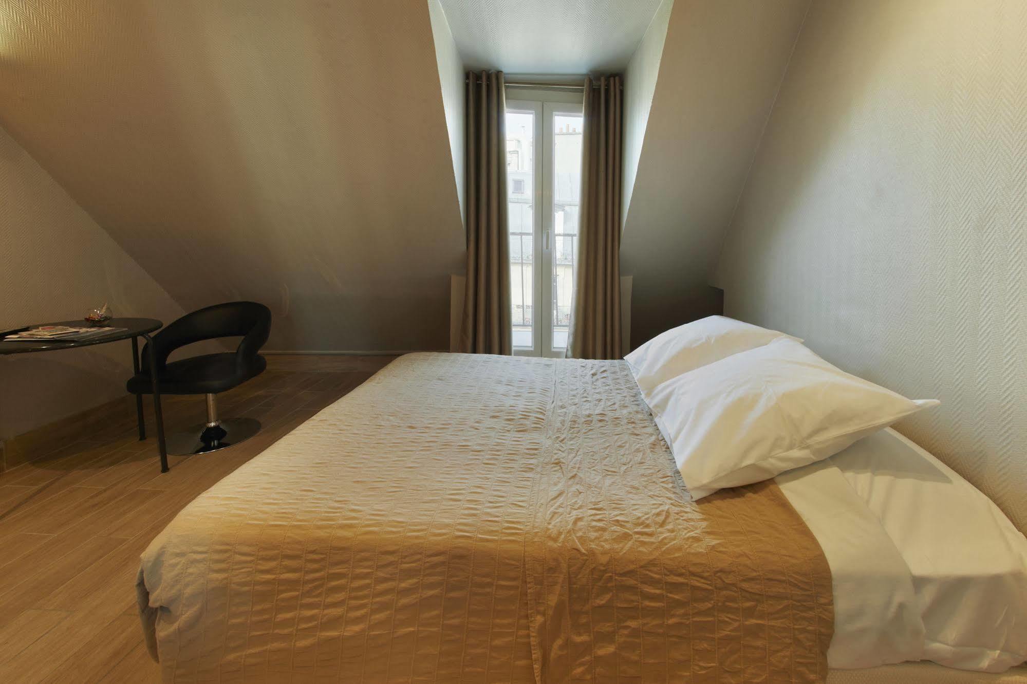 Montmartre Clignancourt Hotel Paris