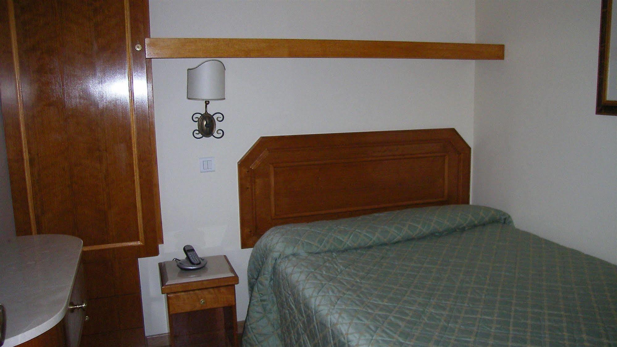 Hotel Arc De Triomphe