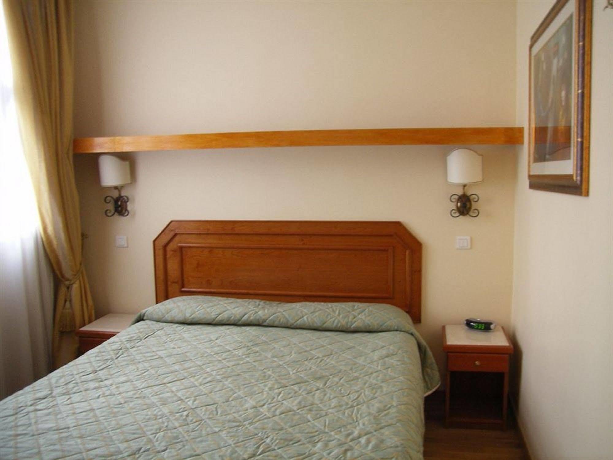 Arc De Triomphe Hotel 3*