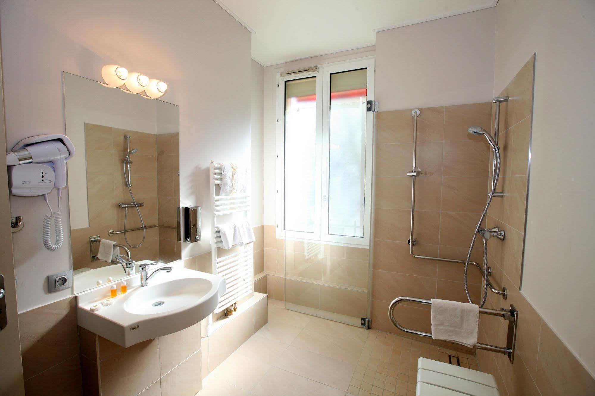 Sunny Hotel Paris