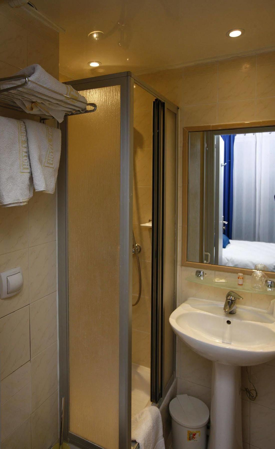 Sunny Hotel Paris