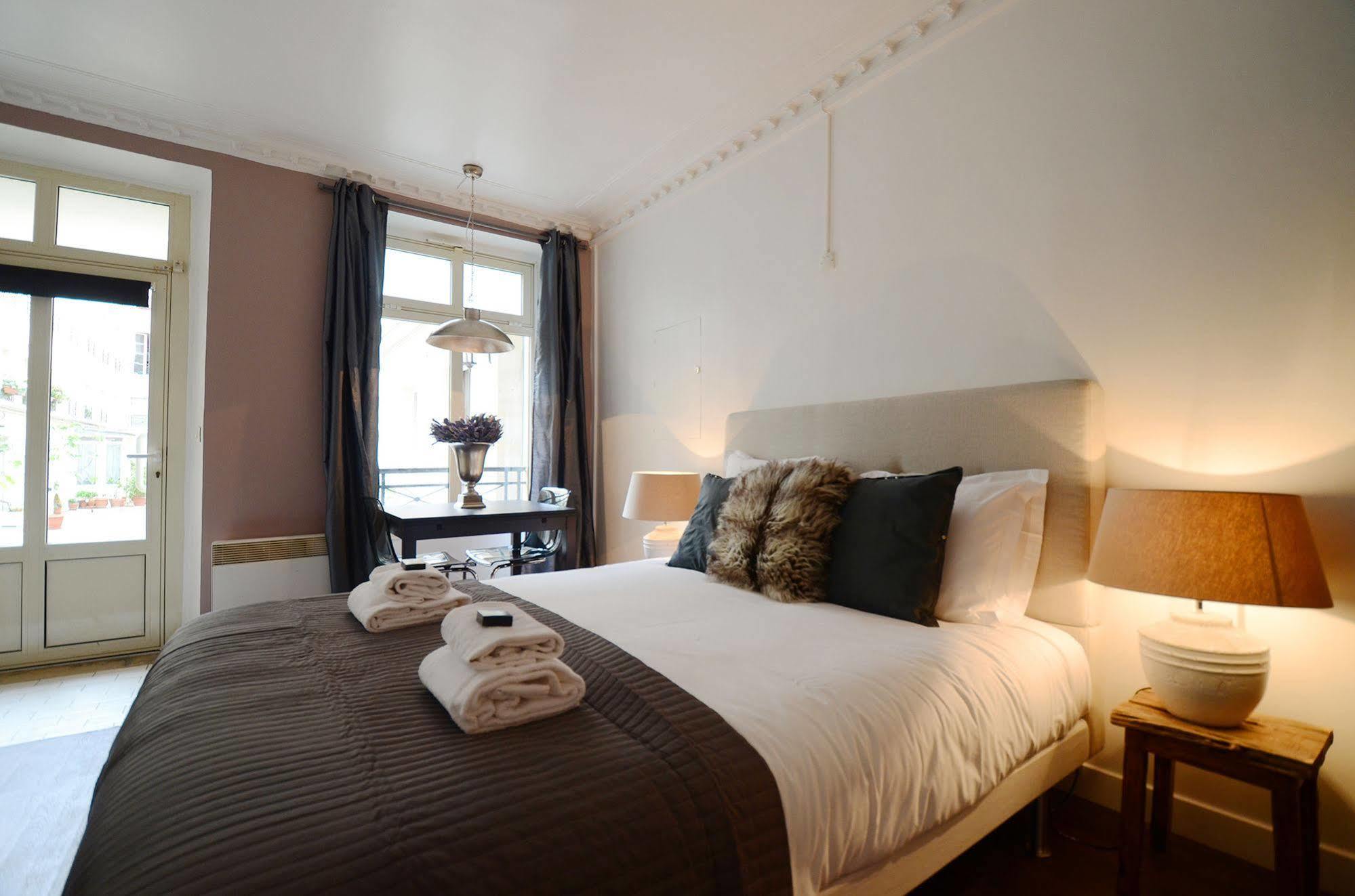 Short Group Temple Serviced * Paris