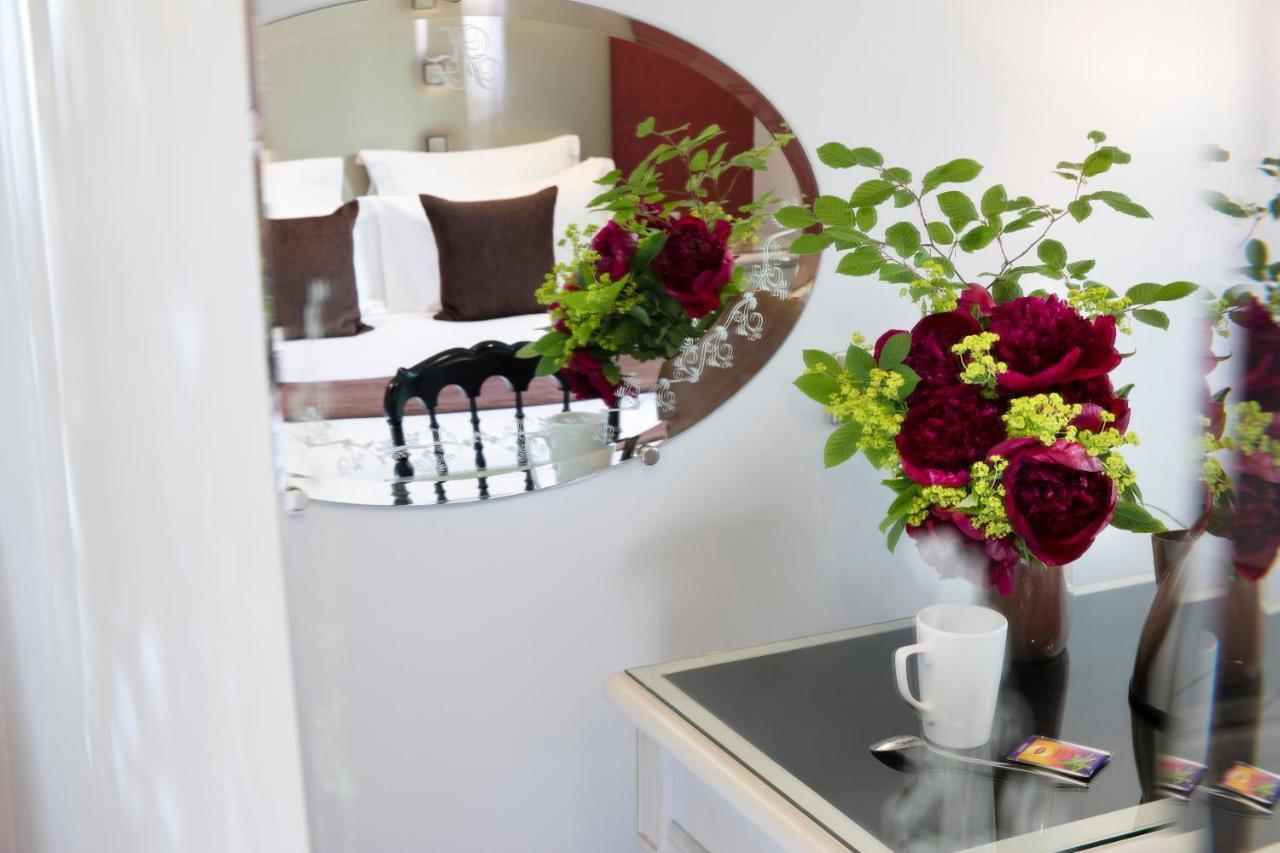Hotel Plaza Elysees Paris