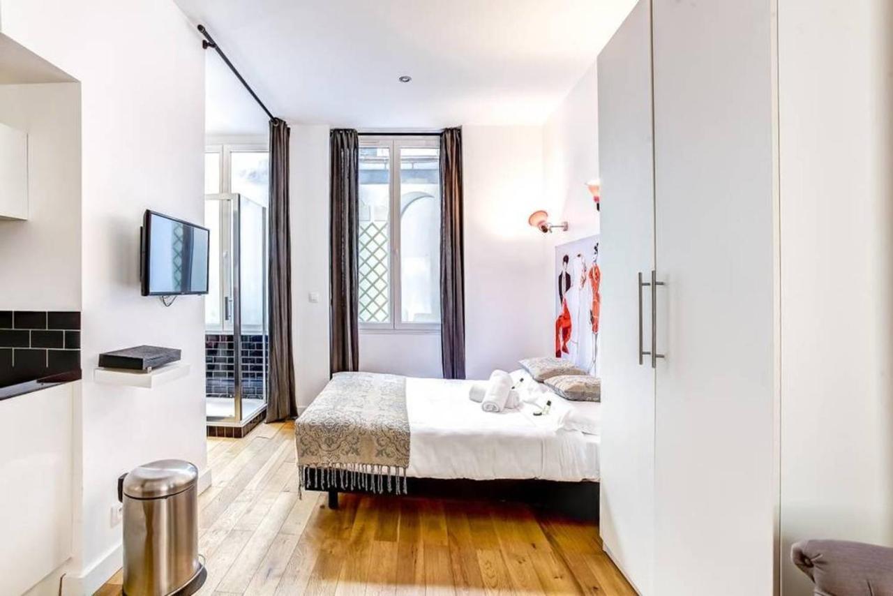 Designer Flats Louvre / Marais Apartment