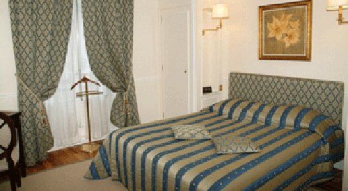 Hotel Du Rond-point Des Champs-elysees - Esprit De France