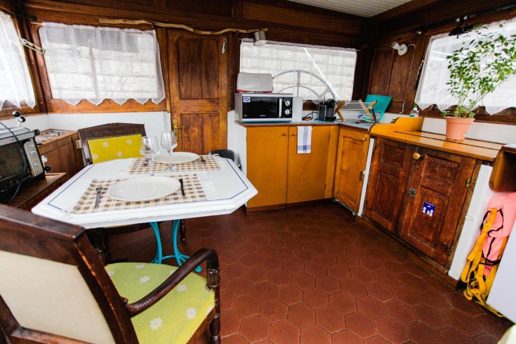 Botel Peniche - Le Nenuphar *