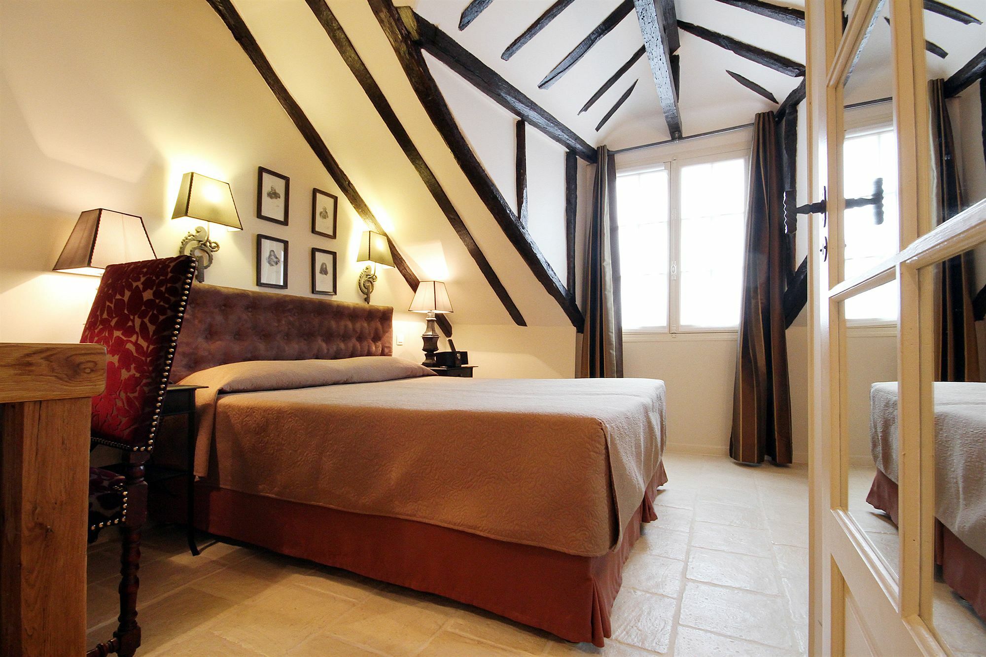 Hotel Saint-louis Marais Paris