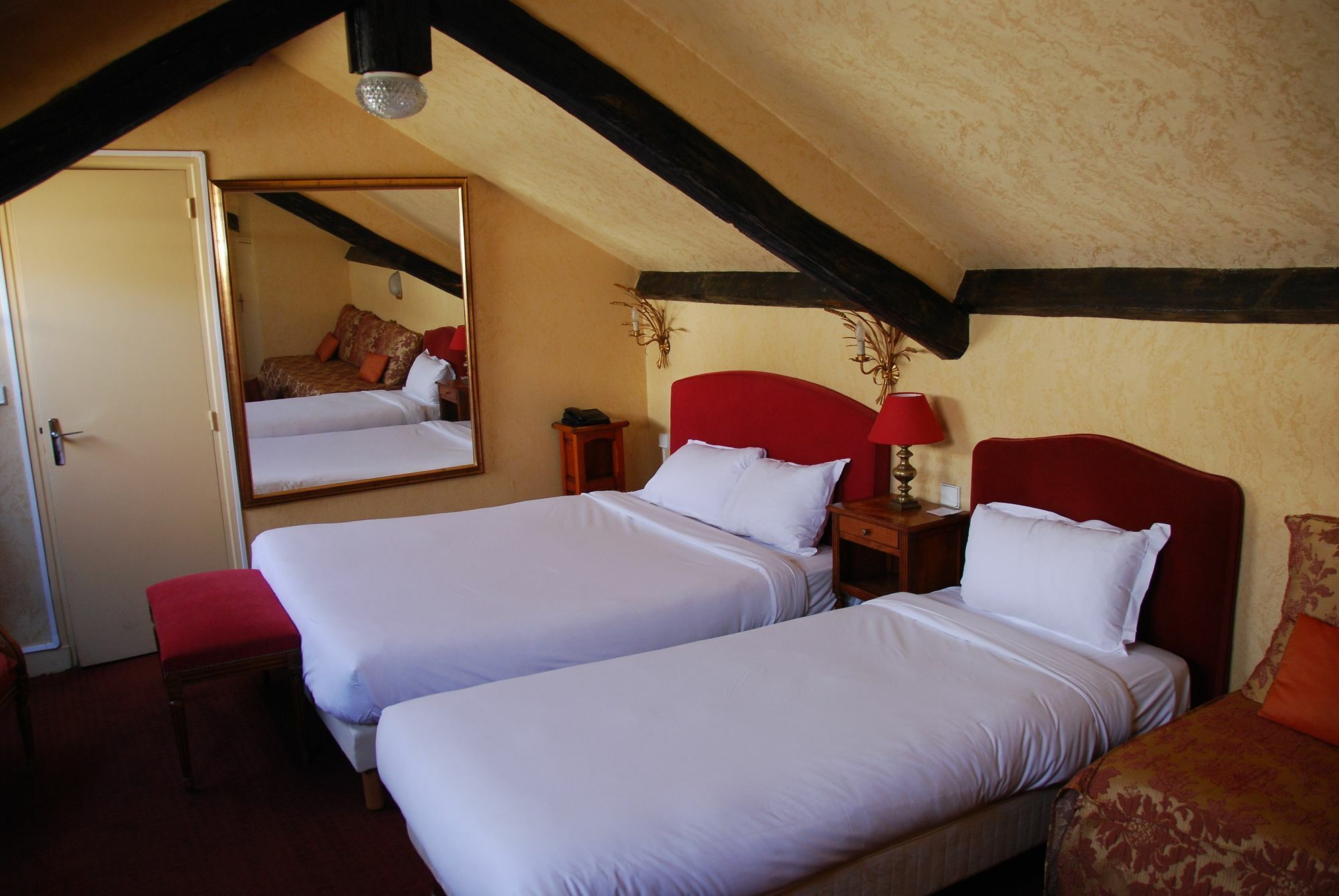 Courcelles Mederic Hotel