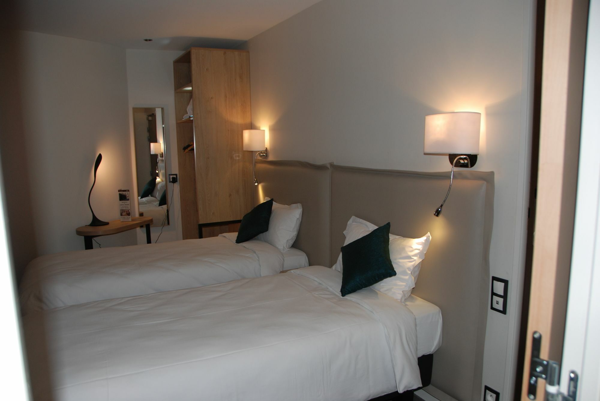 Hotel Courcelles Mederic Paris