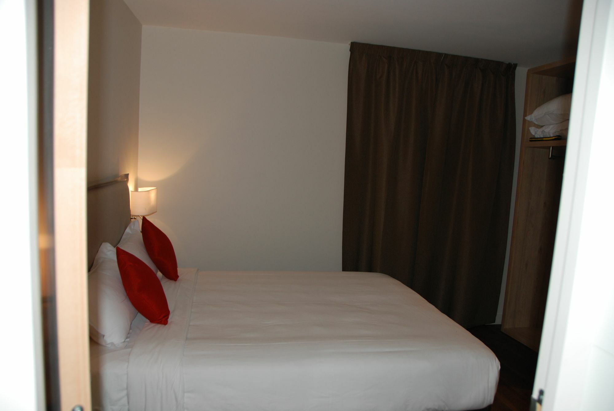 Hotel Courcelles Mederic 3*