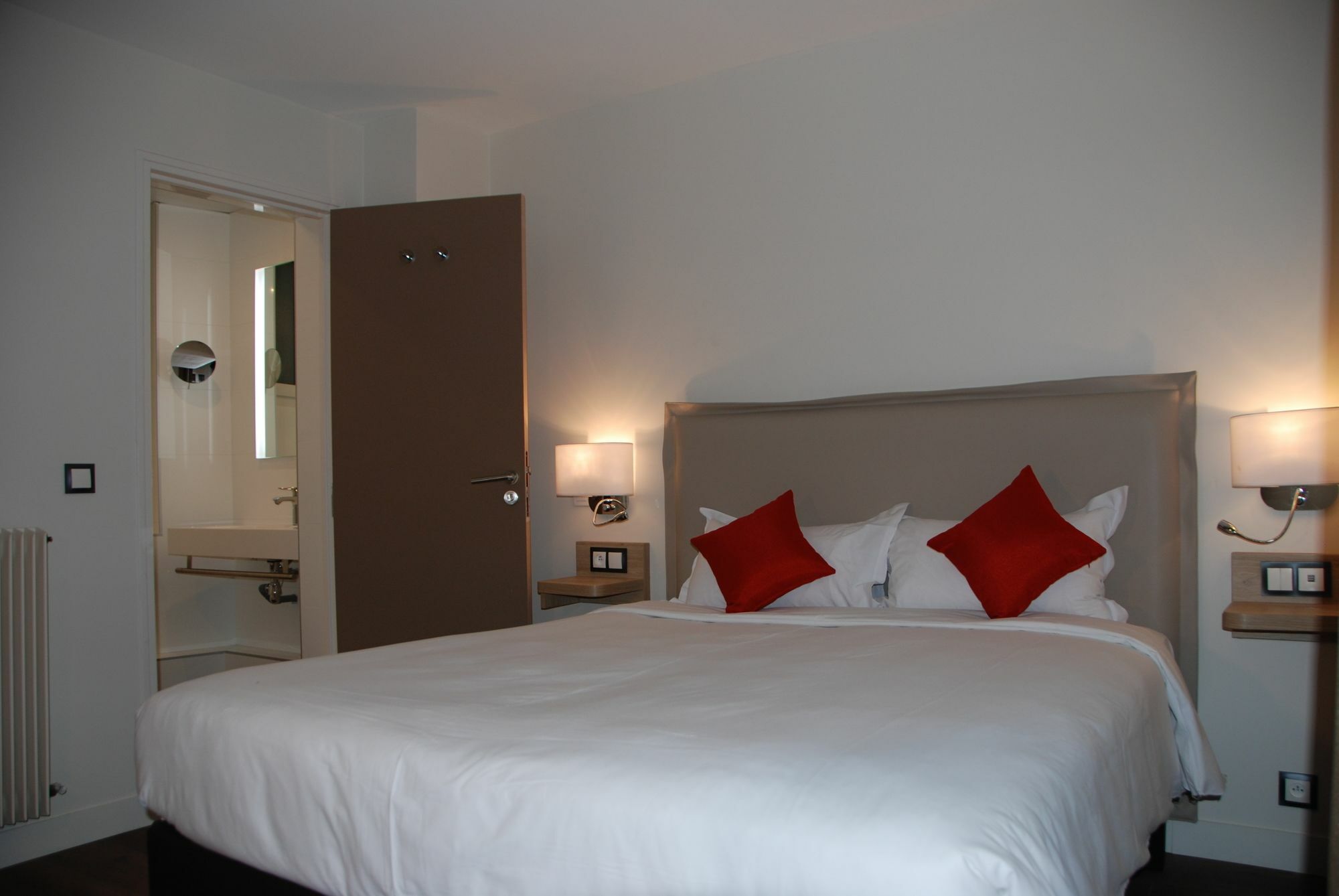 Courcelles Mederic Hotel