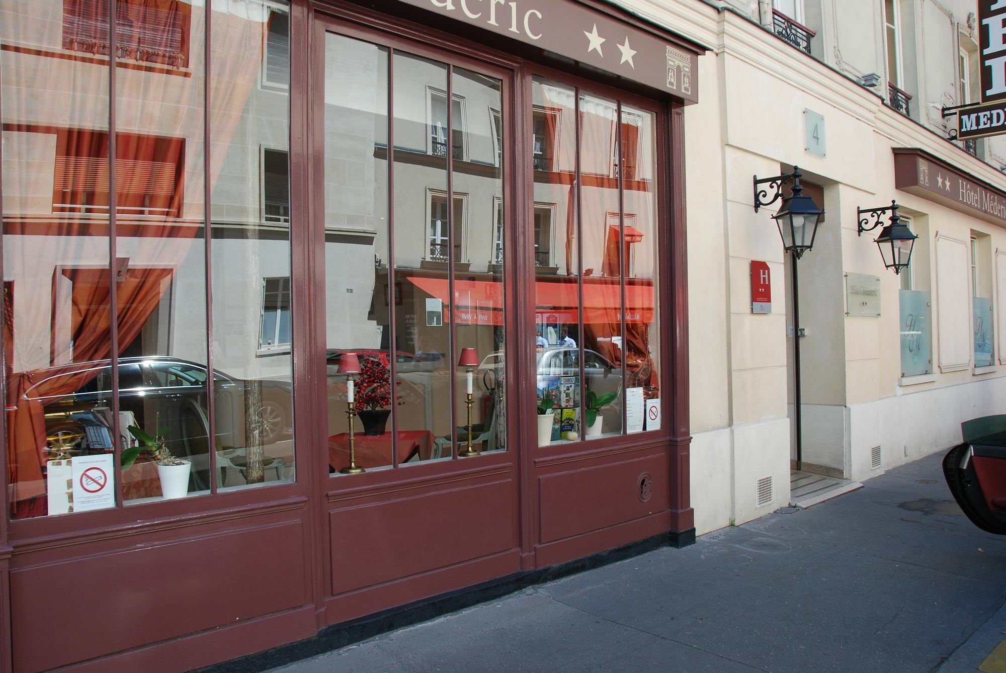 Courcelles Mederic Hotel