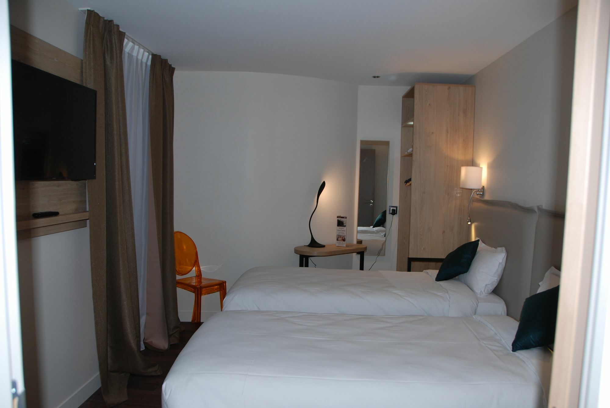 Courcelles Mederic Hotel