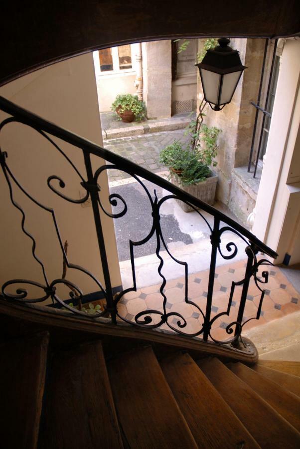 The Sleeping Lion Apartment Paris