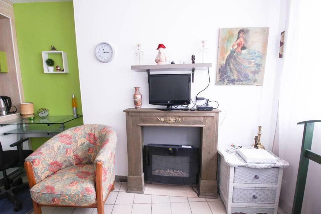 Appartement Métro Pigalle,garçonnière 25 M2, 3 Per, Cabarets Théâtres,restaurants,tout Confort *