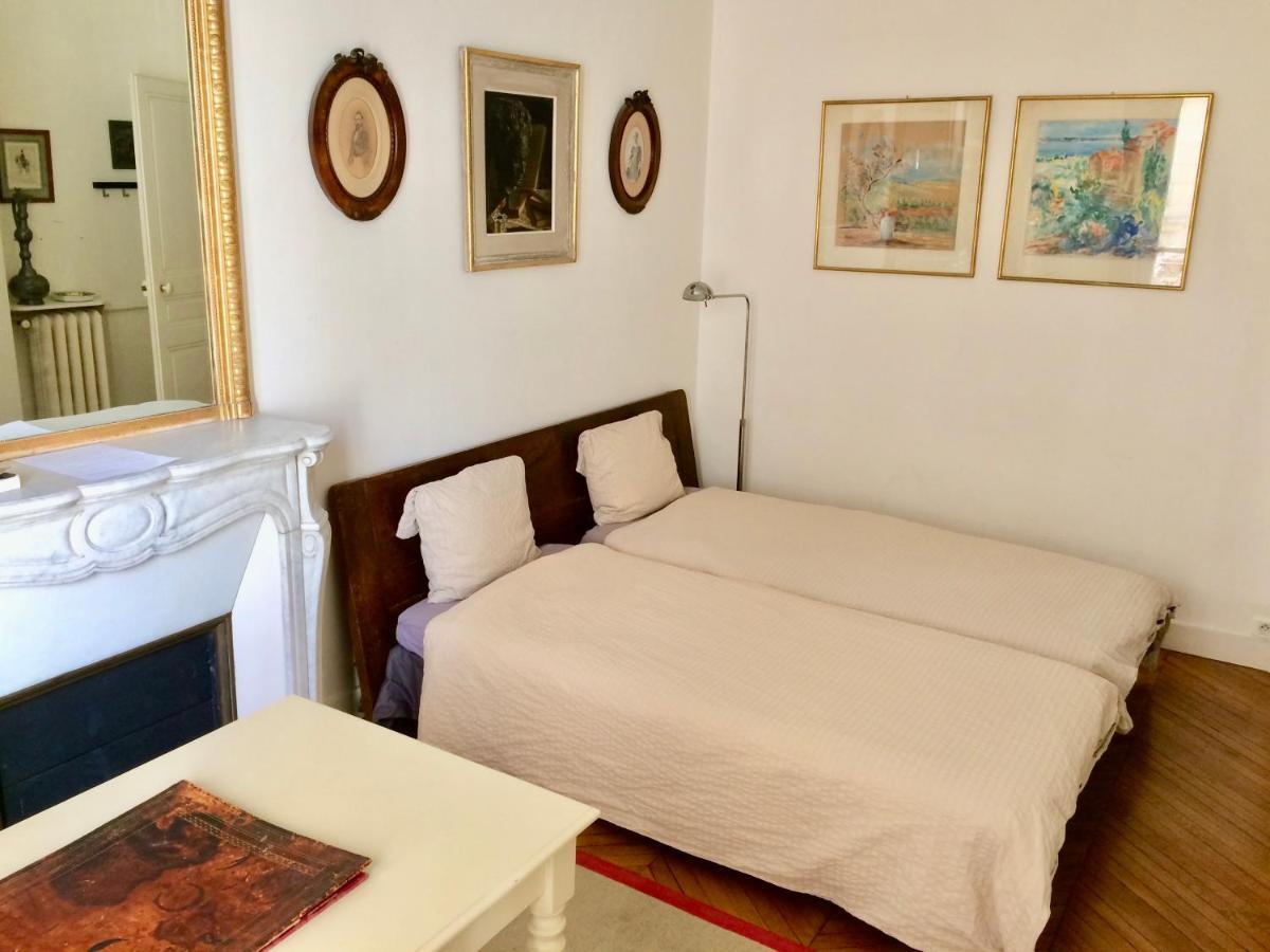 Charming Bedroom Homestay Paris