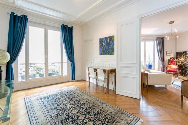 Charming Bedroom Homestay Paris