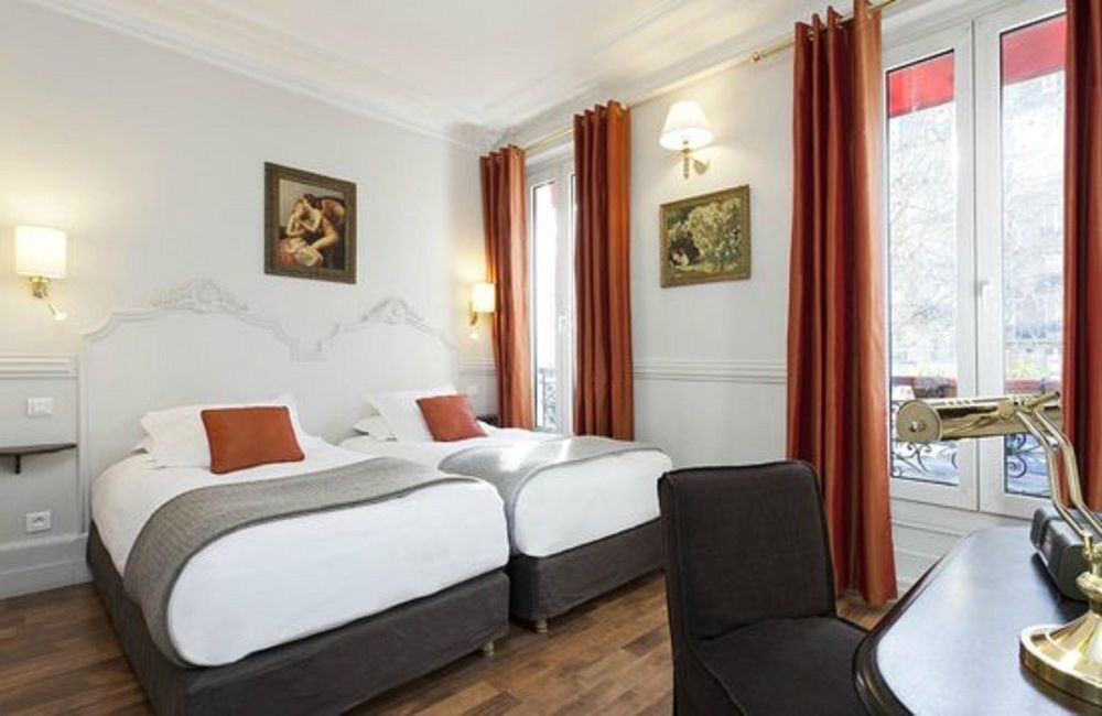Hotel De La Porte Doree 3*
