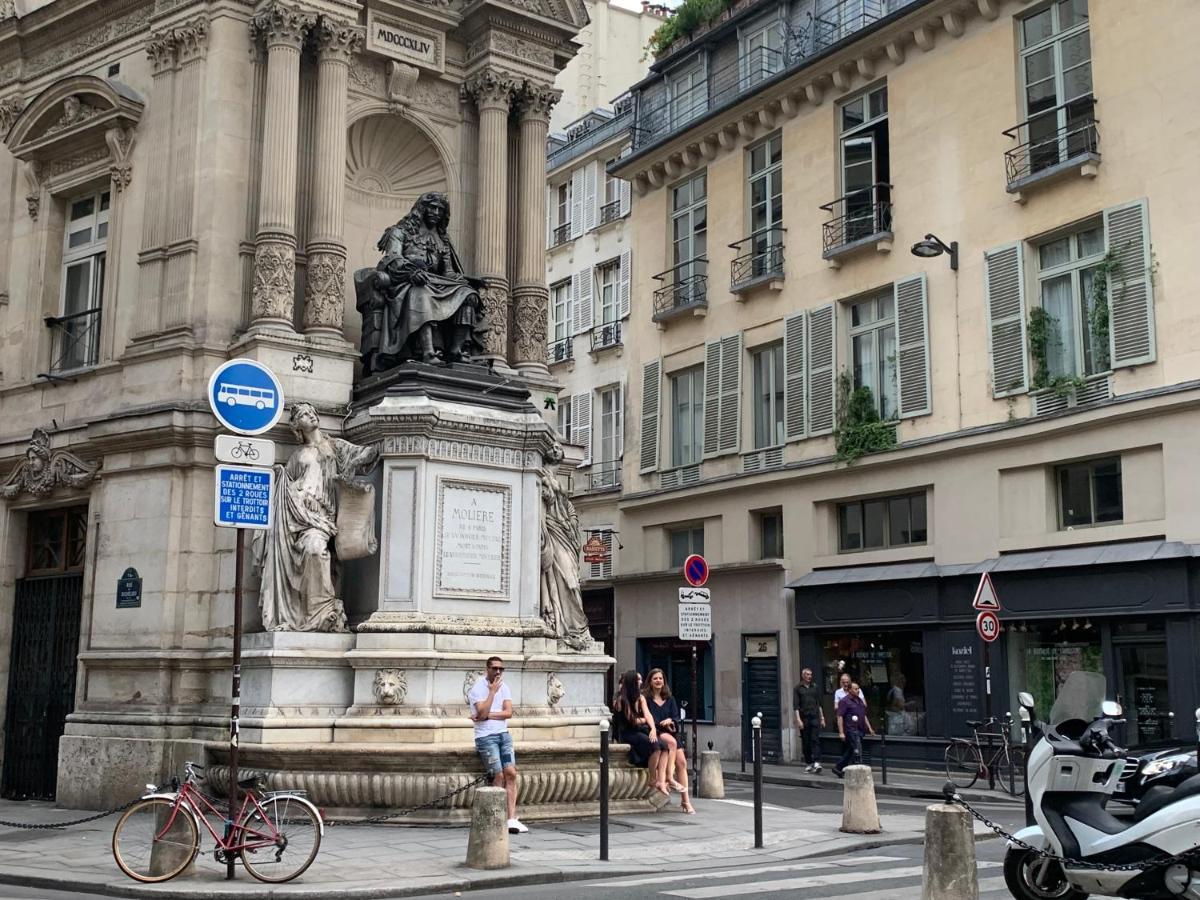 Near Louvre, * Paris