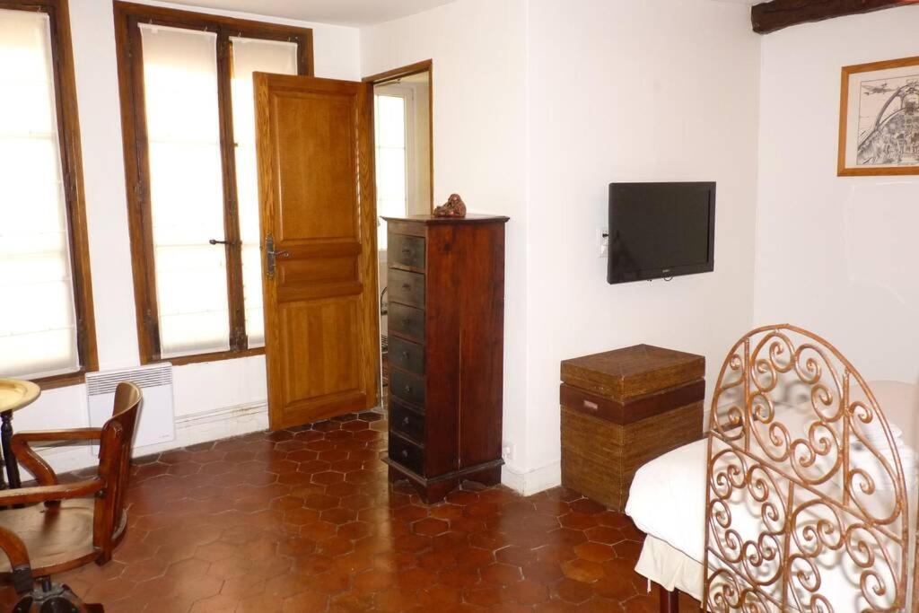 Typical Marais 3 Bedroom - Beaubourg