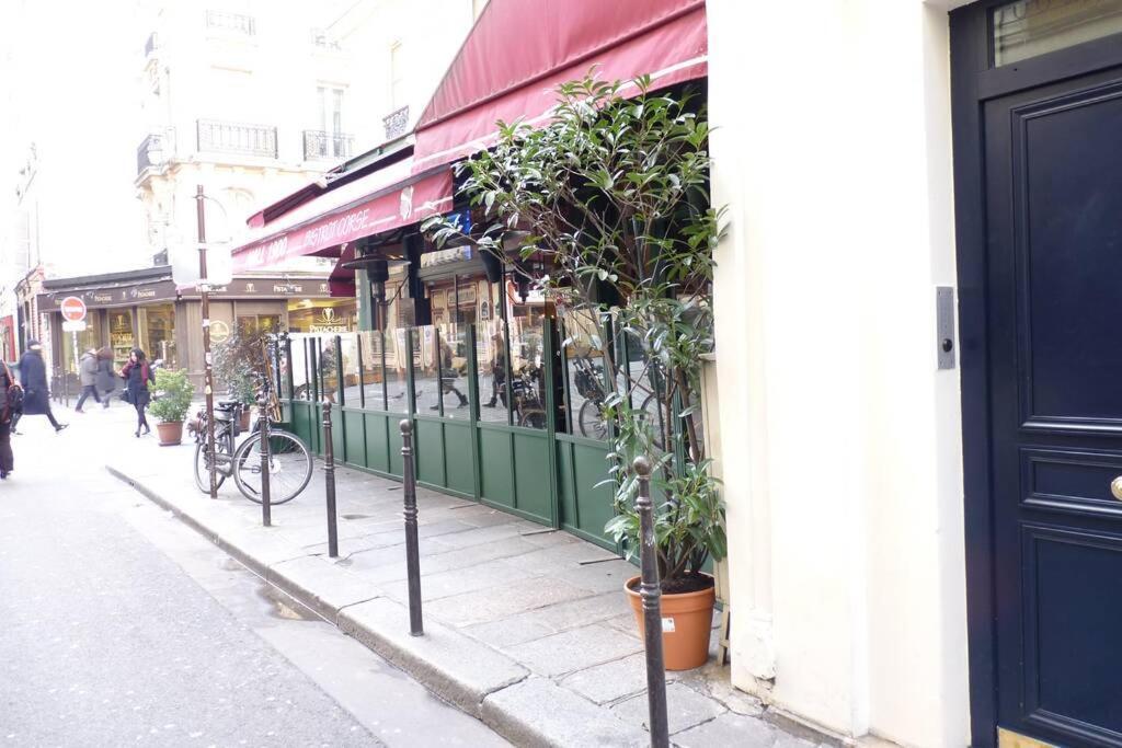 Typical Marais 3 Bedroom - Beaubourg Apartment Paris