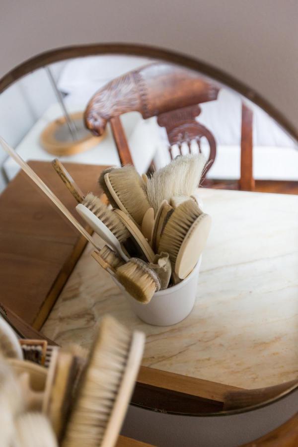 Veeve - Muted Beauty In Batignolles Appartement