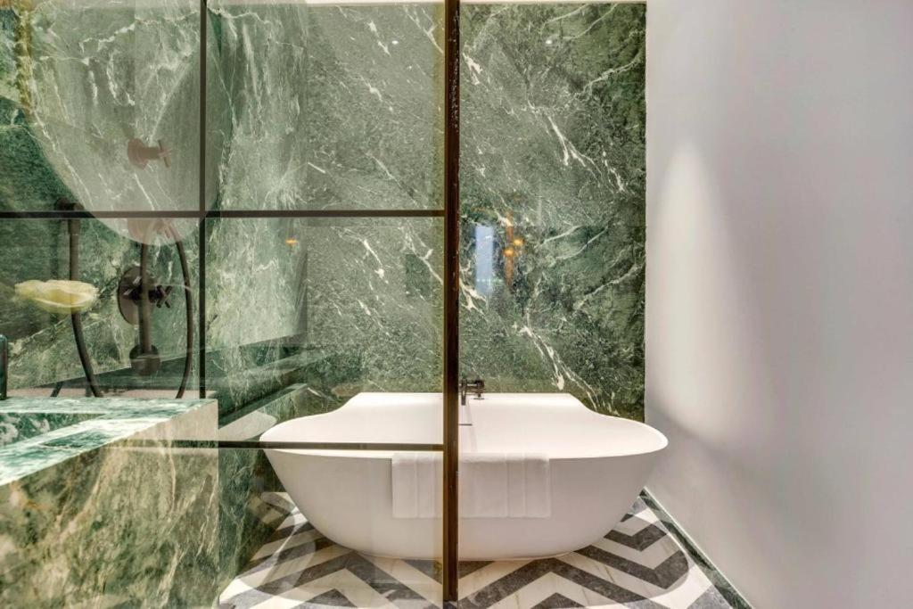 Luxurious Penthouse Near Champs Elysees And Front Of Eiffel Tower Apartment *