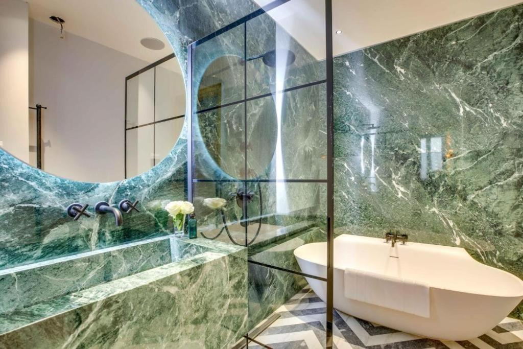 Luxurious Penthouse Near Champs Elysées&front Of Eiffel Tower Paris