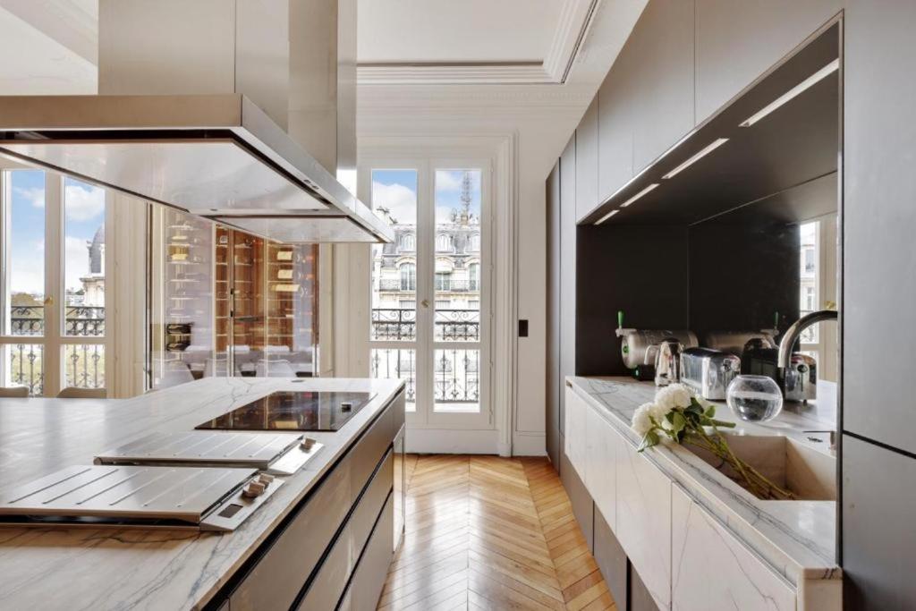 Luxurious Penthouse Near Champs Elysées&front Of Eiffel Tower Paris