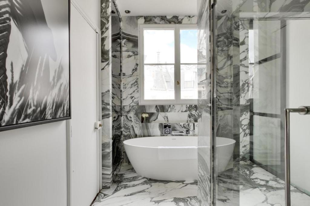 Luxurious Penthouse Near Champs Elysées&front Of Eiffel Tower Paris