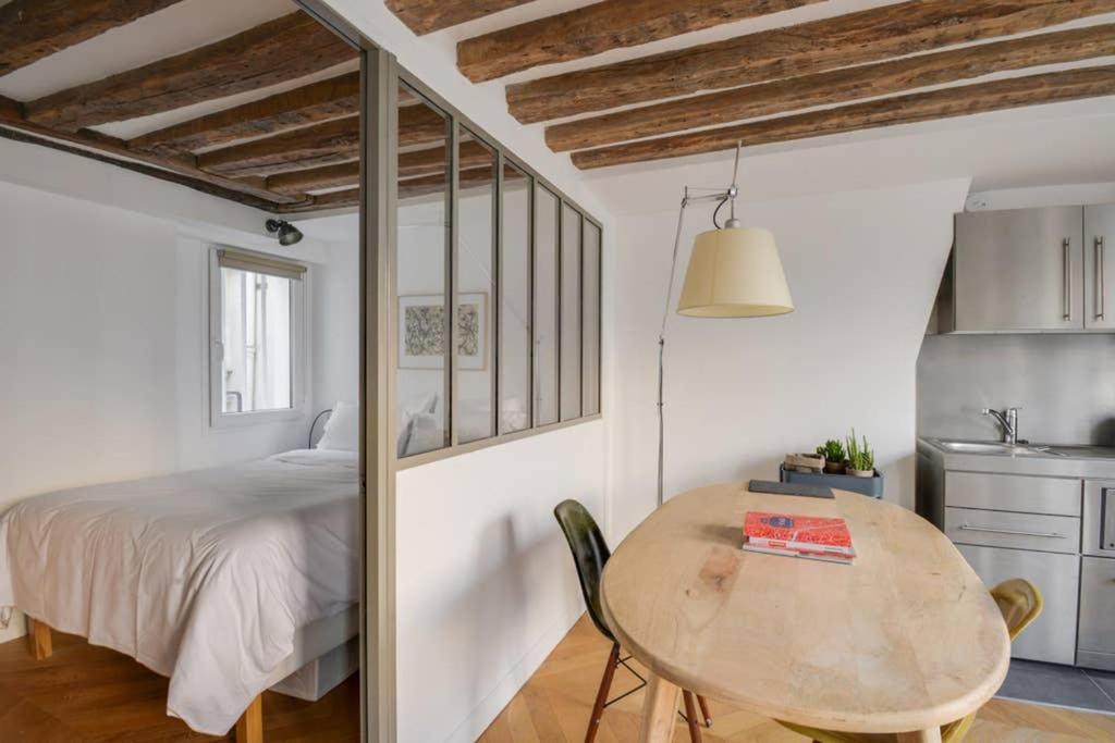 Cosy & Bright Under The Beams On Place Dauphine Id 319 Appartement Paris