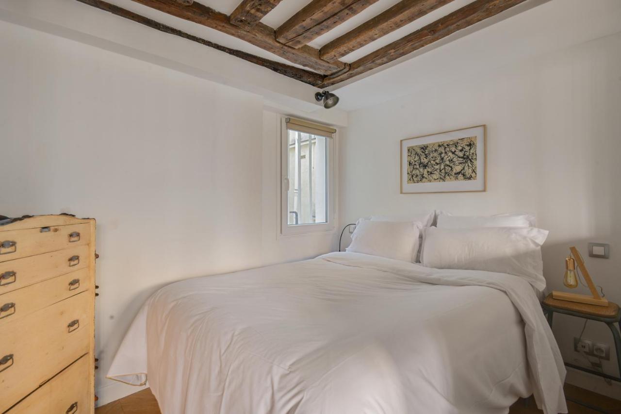 Appartement Cosy & Bright Under The Beams On Place Dauphine Id 319 Paris