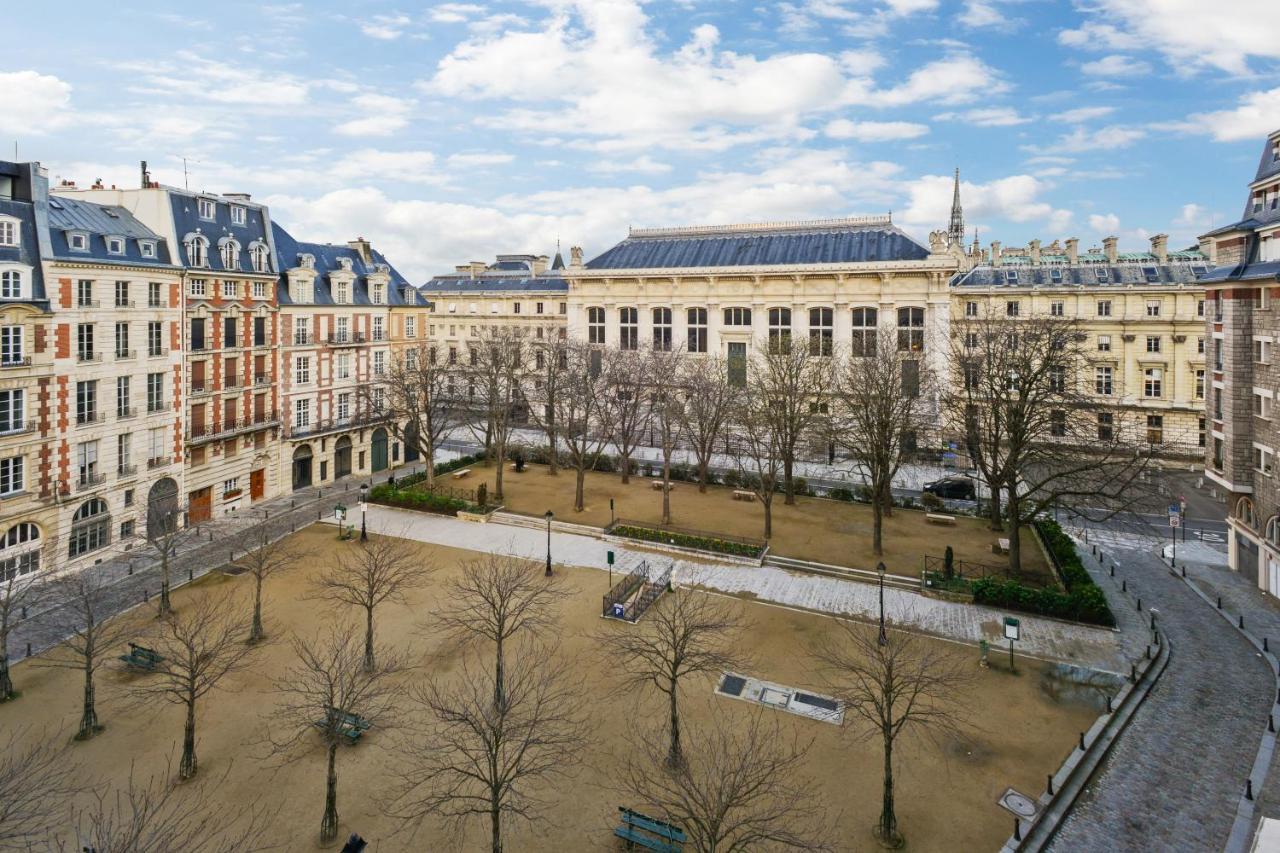 Appartement Cosy & Bright Under The Beams On Place Dauphine Id 319 Paris