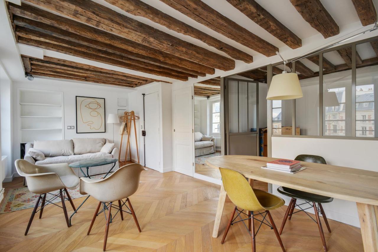 Cosy & Bright Under The Beams On Place Dauphine Id 319 Appartement Paris