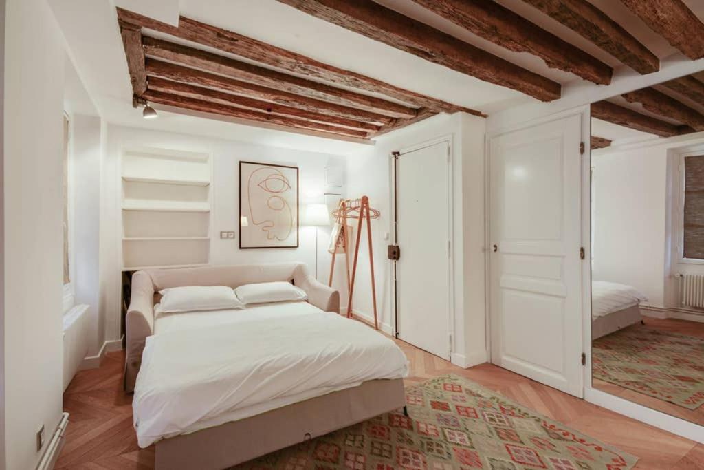 Cosy & Bright Under The Beams On Place Dauphine Id 319 Appartement