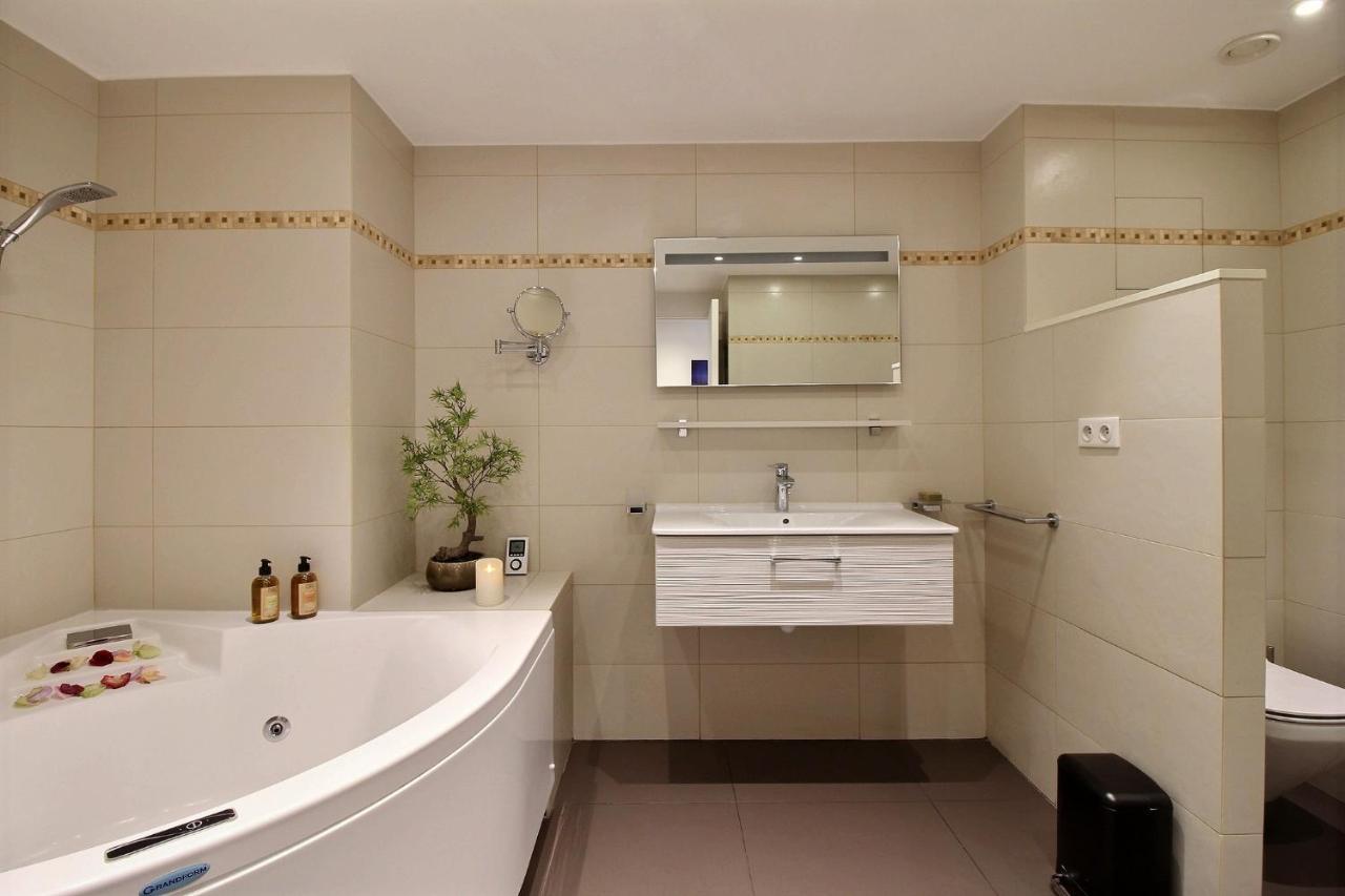 Assia & Nathalie - Luxury Marais Bed & Breakfast Paris
