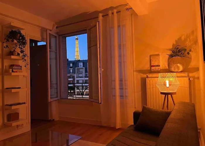 Le Point D\'Eiffel - Au Coeur De Grenelle
