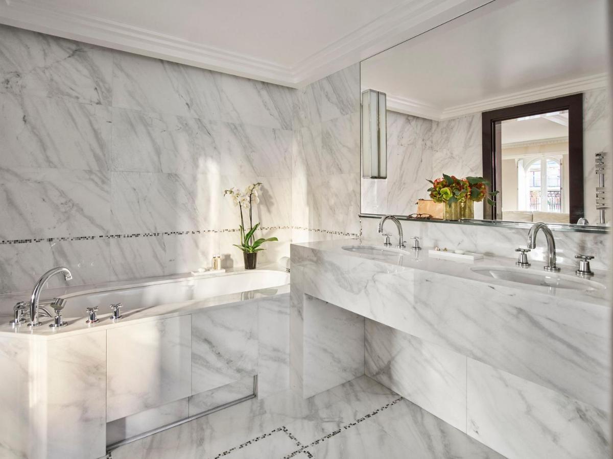 Plaza Athenee - Dorchester Collection Hotel