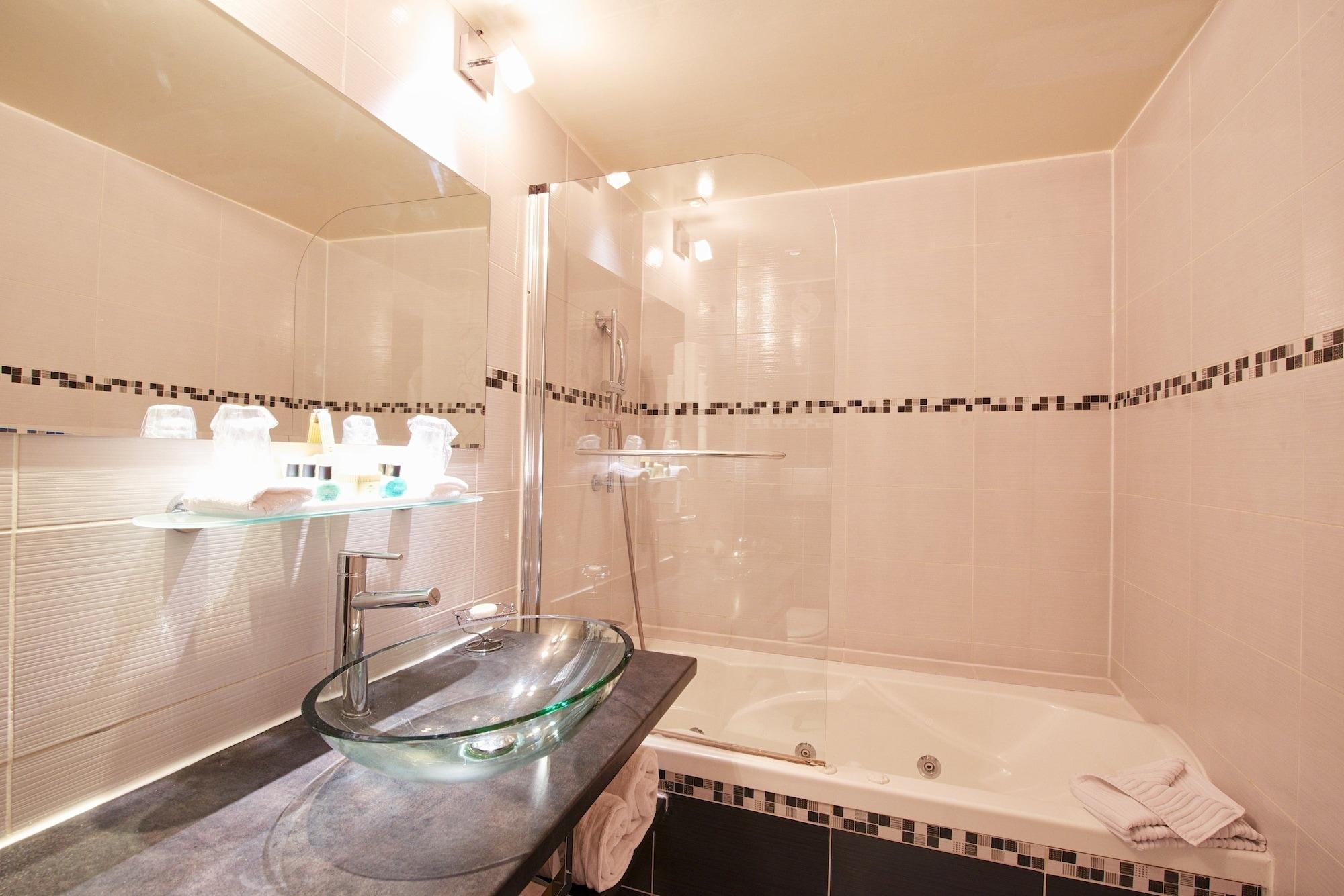 Relais Du Vieux Hotel 4*