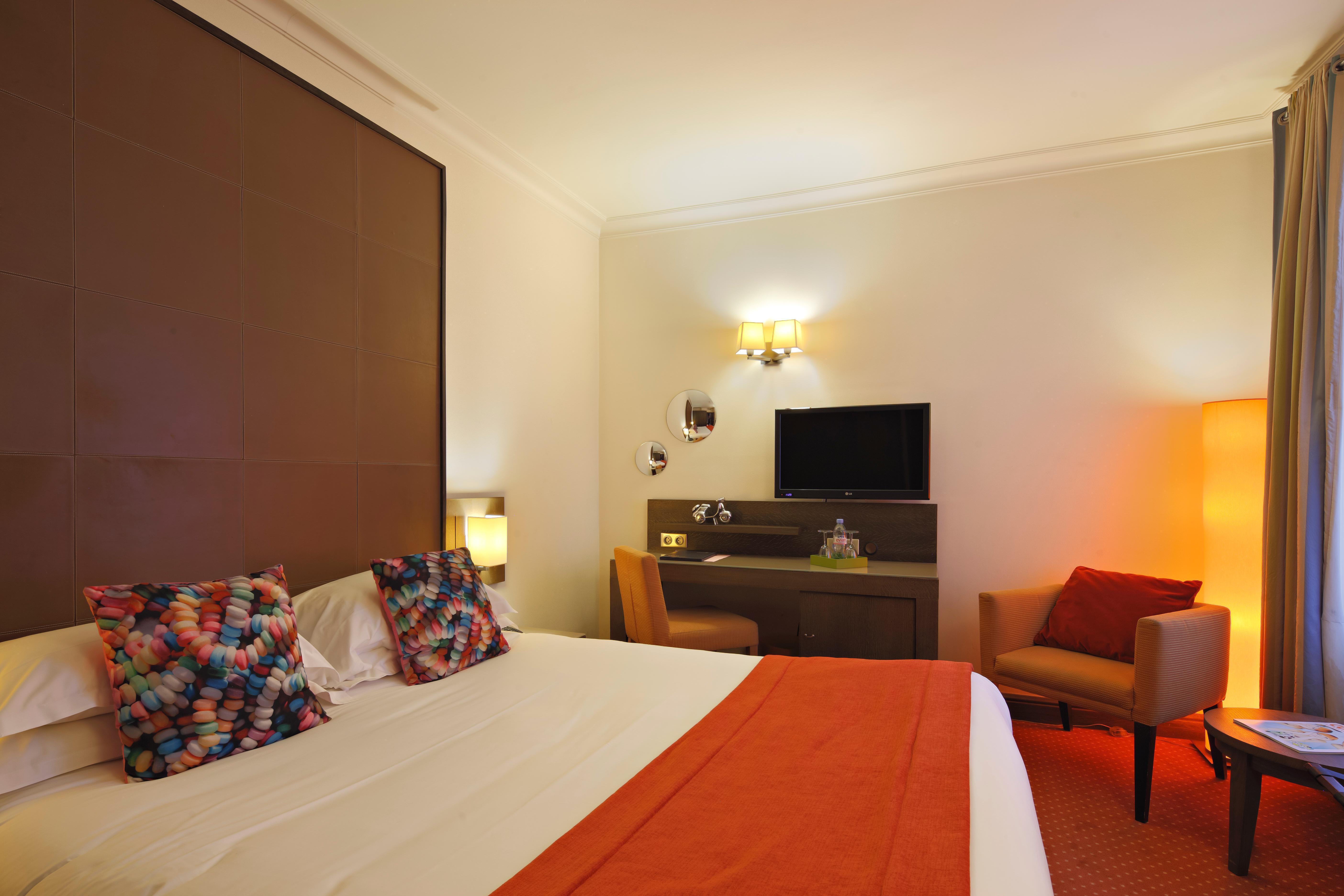 Westside Arc De Triomphe Hotel