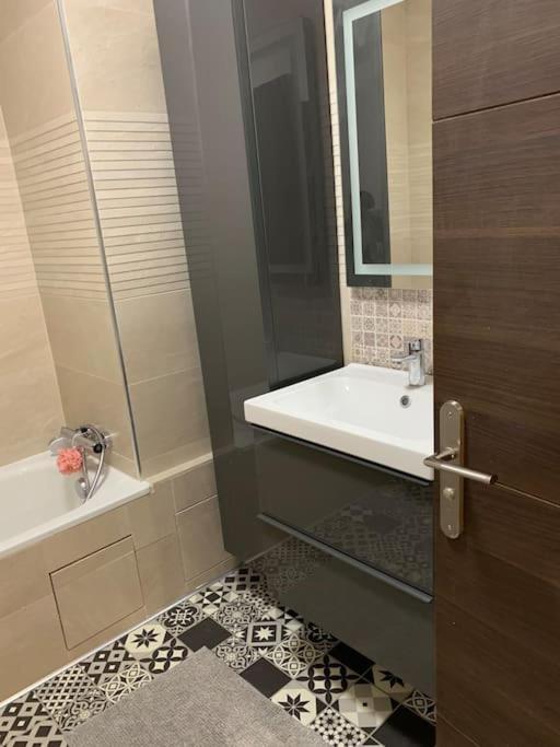 Appartement In The Heart Of The Champs Elysees With Balcony