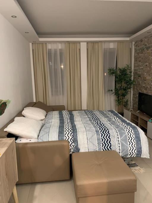 Appartement In The Heart Of The Champs Elysees With Balcony