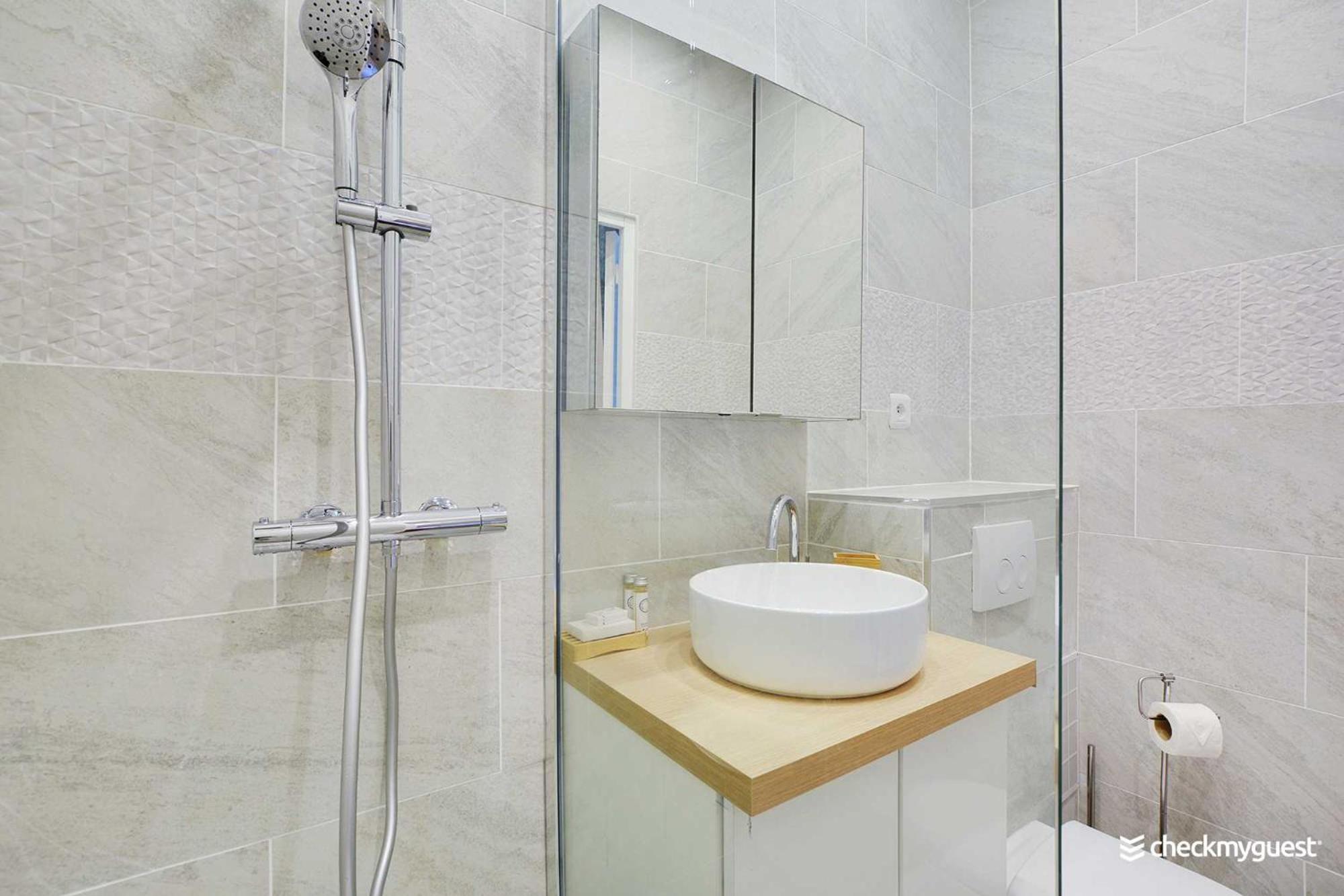 Chic Parisian Retreat - Alexandre Dumas 2c Apartment Paris