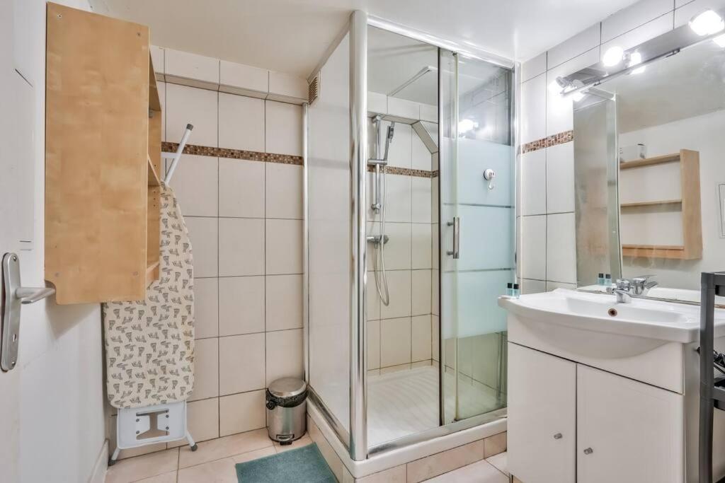 Stunning House With Garden 1 Minute From The Metro Hébergement de vacances