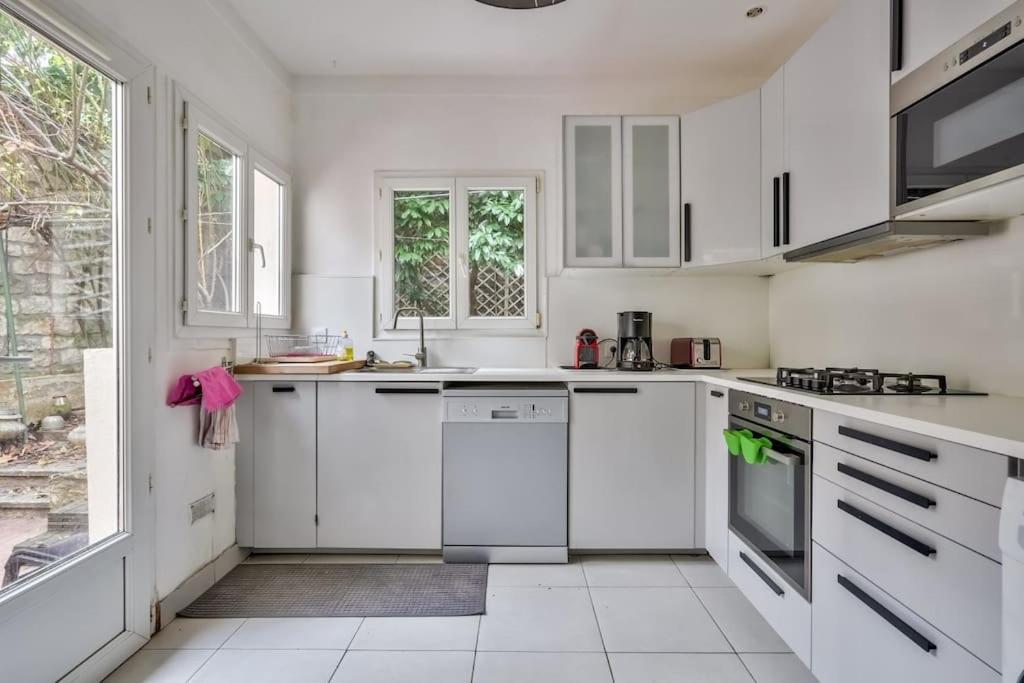 Hébergement de vacances Stunning House With Garden 1 Minute From The Metro Paris