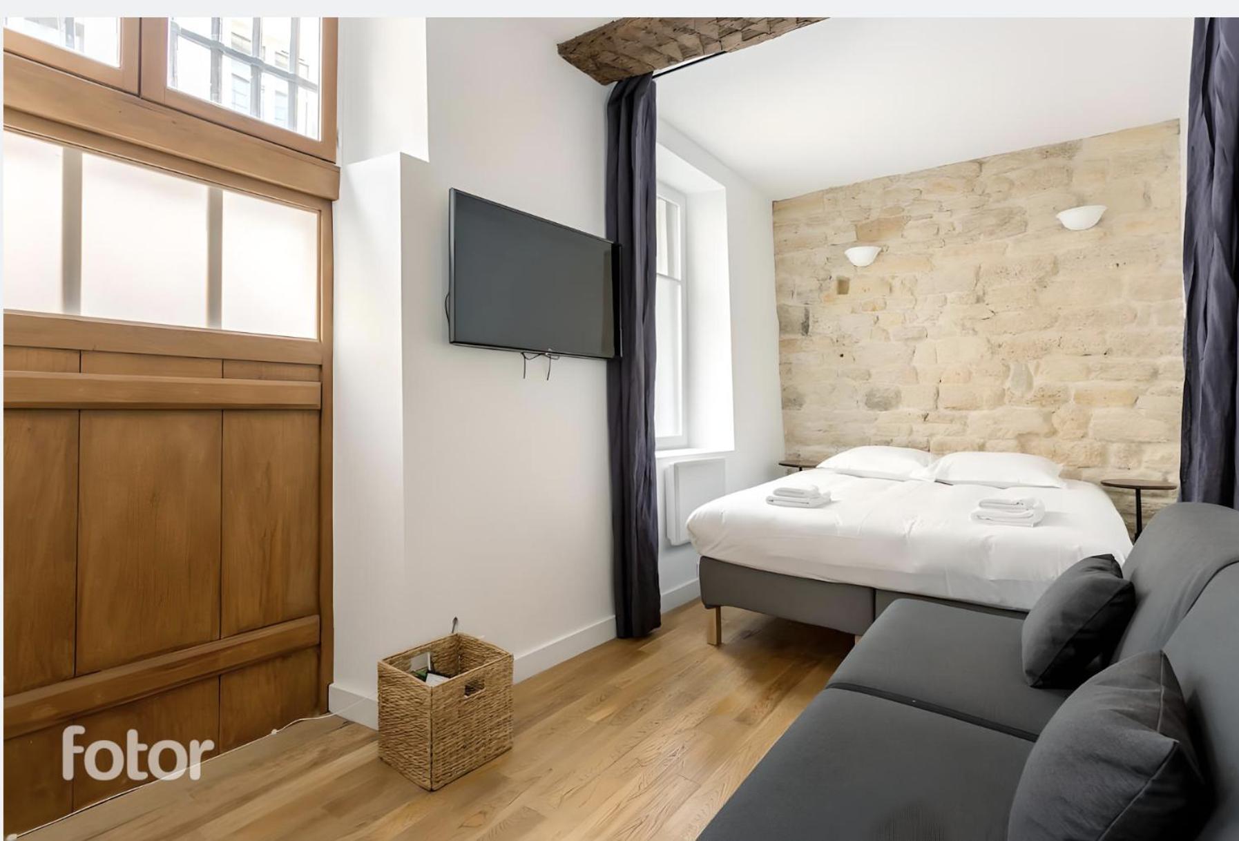 Du Lion/ac Historic Flat, Marais, 4-5 Guests *