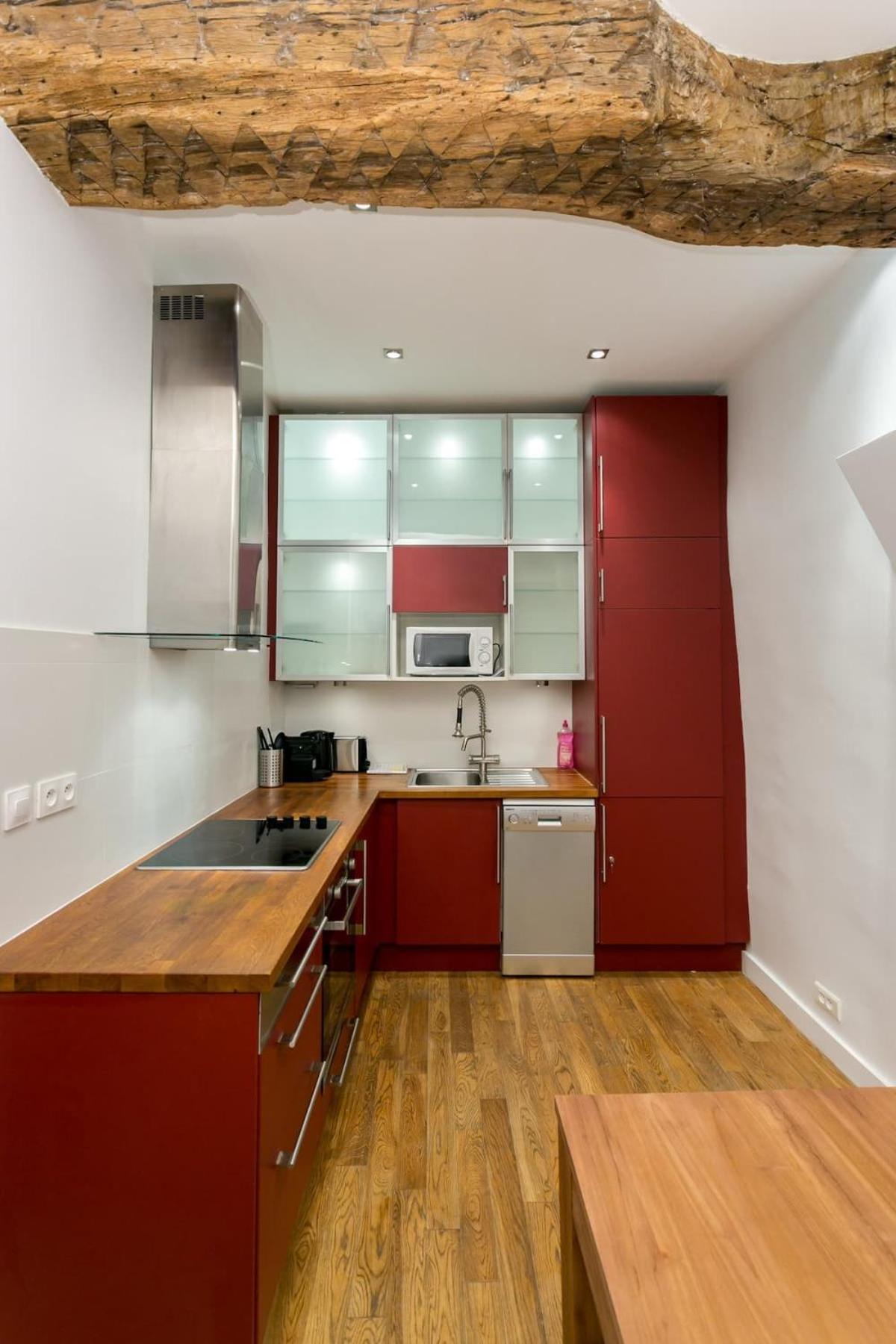 Du Lion/ac Historic Flat, Marais, 4-5 Guests *